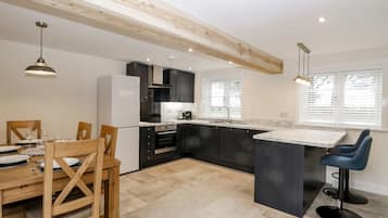 Cottage | Private kitchen | Fridge, dishwasher, electric kettle, toaster