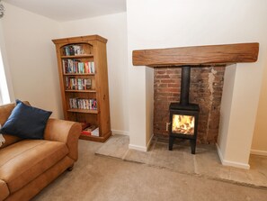 Cottage | Living room | Fireplace
