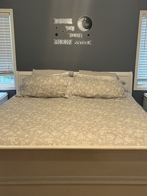 4 bedrooms, WiFi, bed sheets