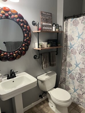 Combined shower/bathtub, hair dryer, towels, toilet paper - Beach house with tiki bar  (Oakhurst)