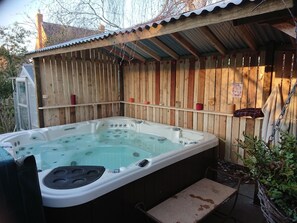 Tina de hidromasaje al aire libre