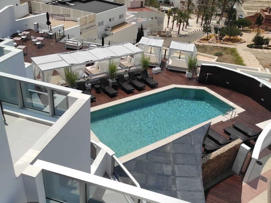 Caja de seguridad en la habitación, muebles diferentes y escritorio