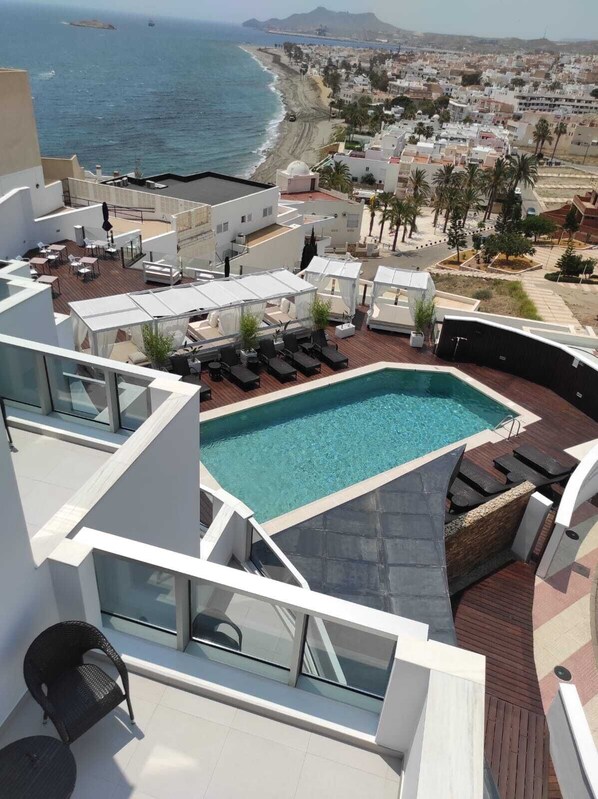 Comfort Double Room, Balcony, Sea View | Peti besi dalam bilik, dilengkapkan perabot secara berasingan, meja