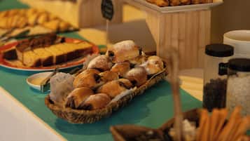 Se ofrece un desayuno bufé todos los días (por un coste adicional)