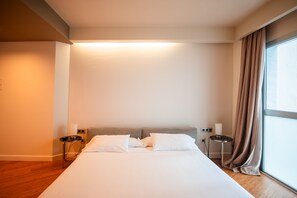 ห้องเบสิกดับเบิล | ตู้นิรภัยในห้องพัก, ตกแต่งพิเศษโดยเฉพาะ, โต๊ะทำงาน