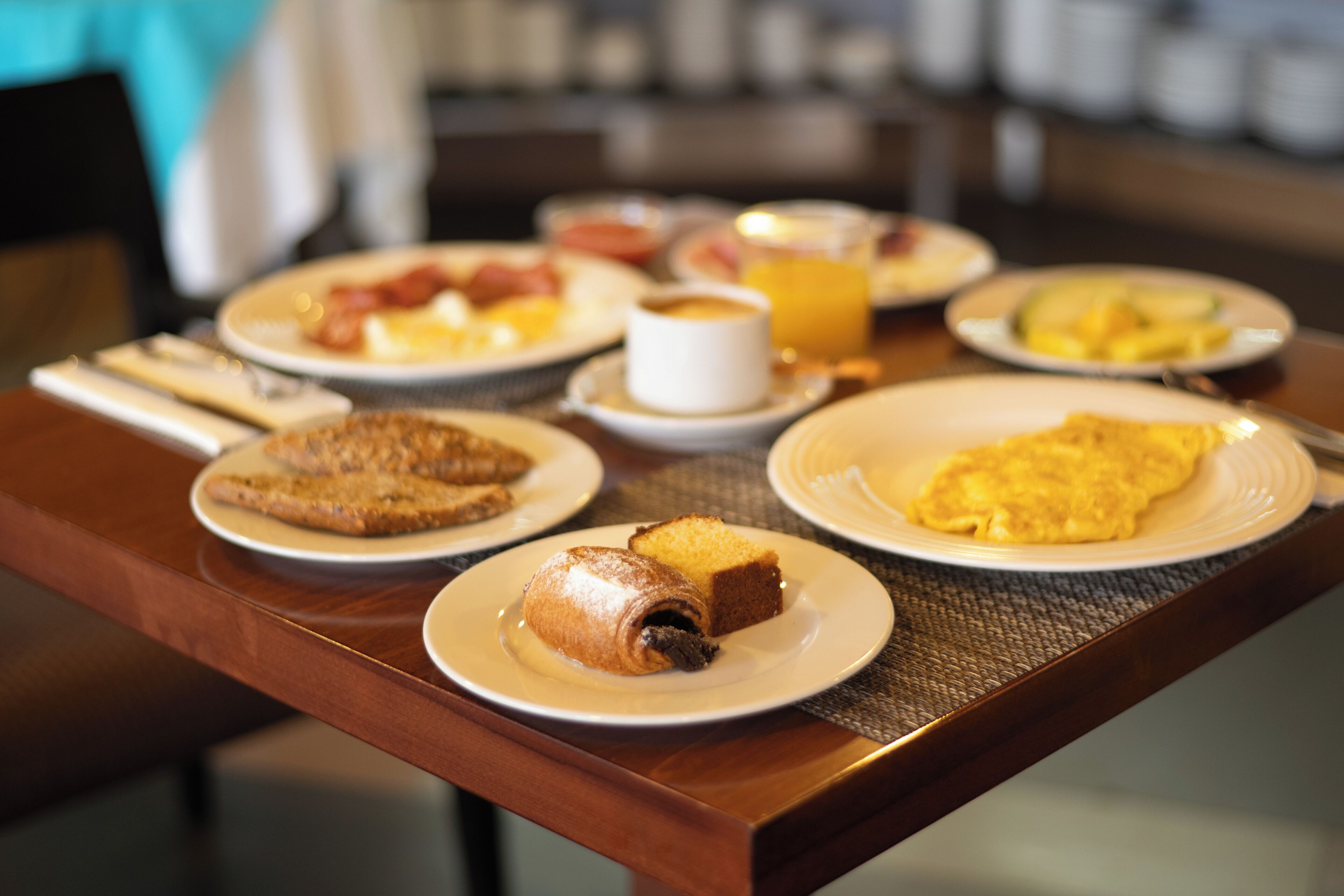 بوفيه فطور يوميًا بتكلفة قدرها (15 EUR للشخص)