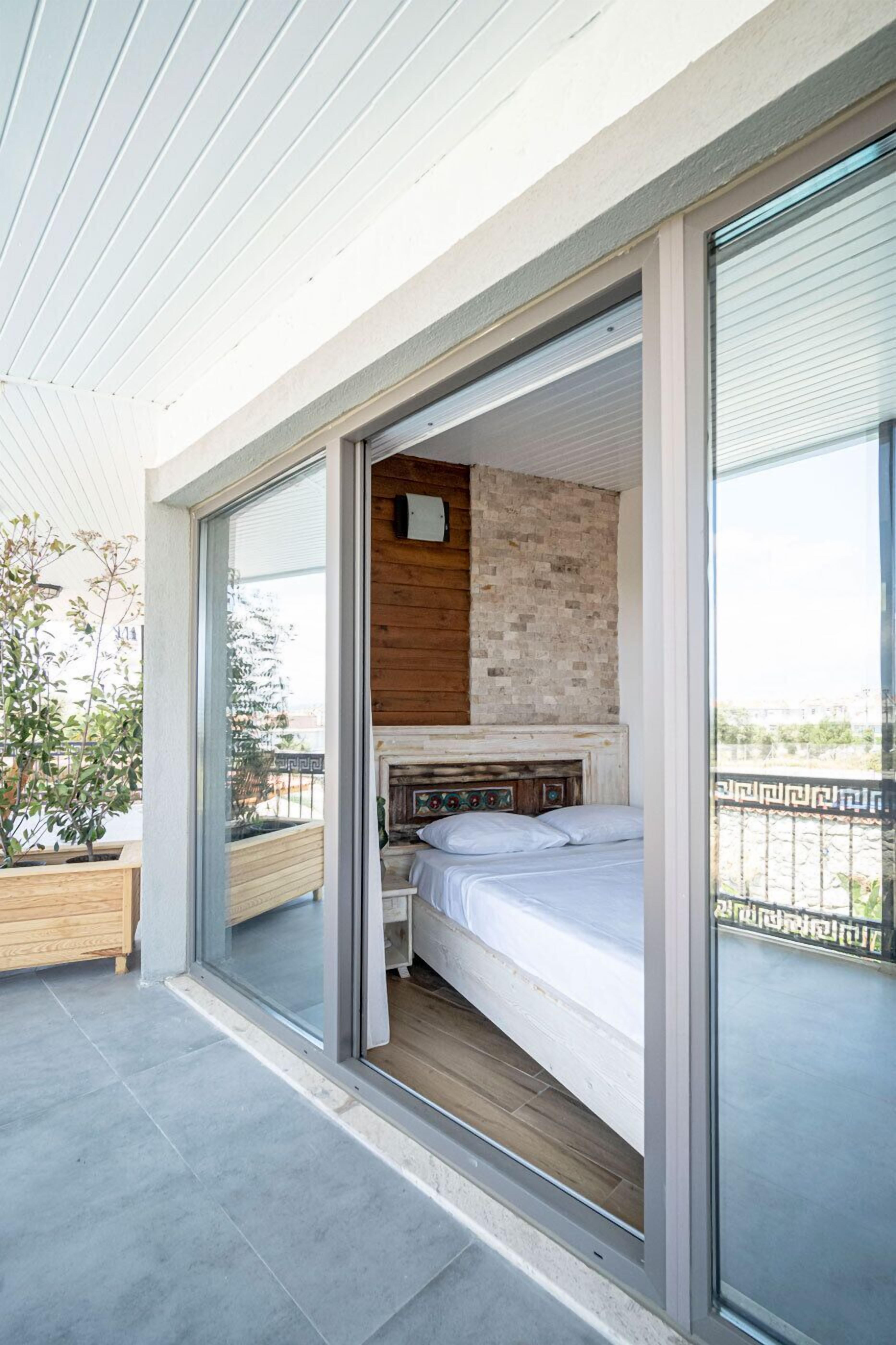 Economy Double Room | Roupas de cama premium, frigobar (abastecido com itens grátis)