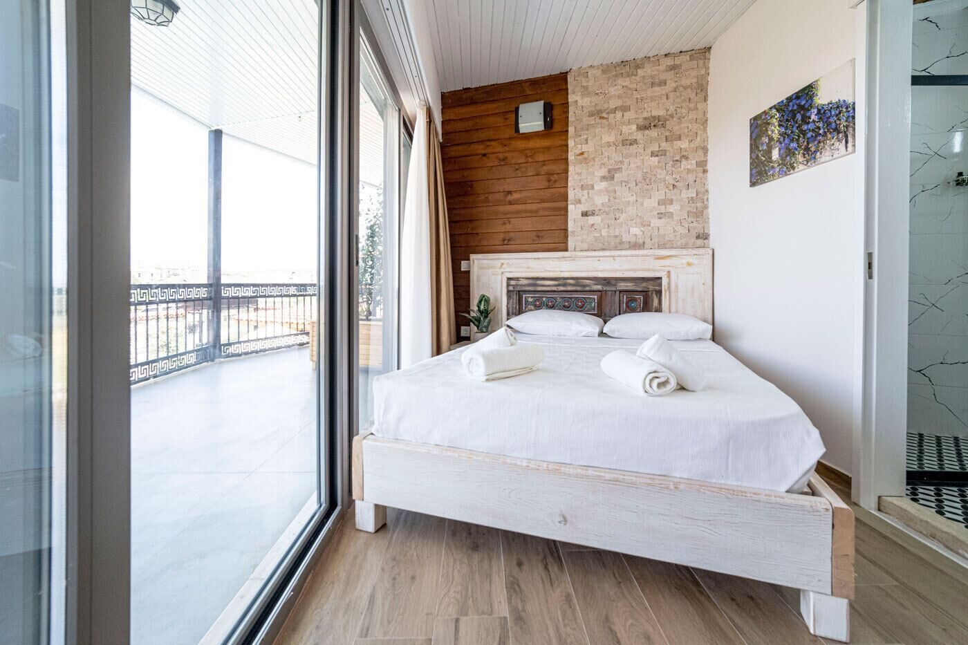 Ropa de cama de alta calidad y minibar con artículos gratuitos 