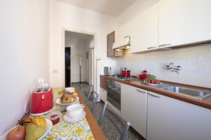 Standaard appartement, 1 slaapkamer (I Tetti di Stresa Central 300mt from) | Privékeuken | Een koelkast, een magnetron, een oven, een kookplaat