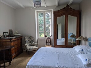 4 bedrooms, iron/ironing board, bed sheets