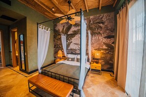 Habitación Deluxe, balcón, vistas a la piscina | Minibar, caja fuerte, decoración individual y mobiliario individual