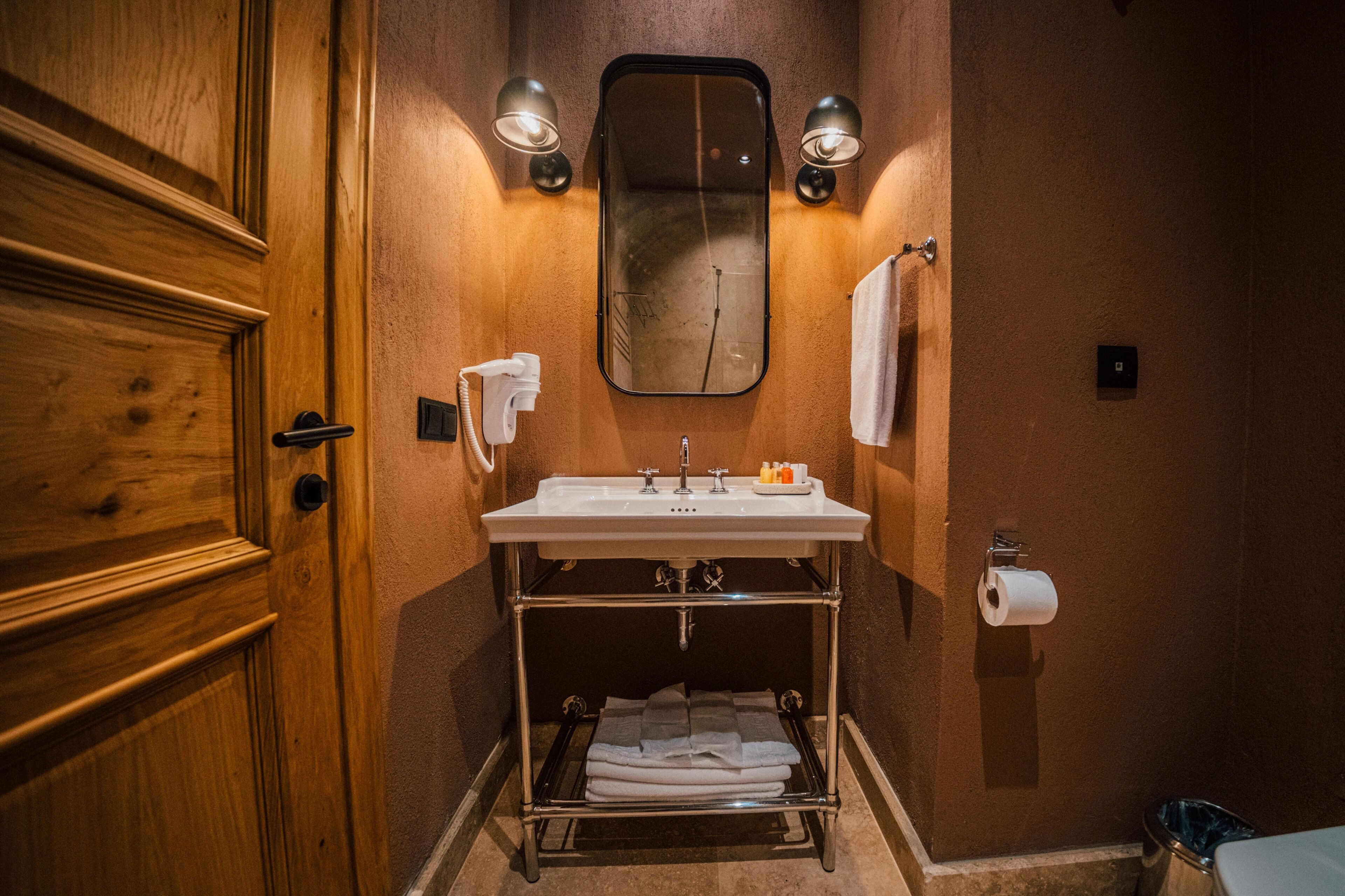 Deluxe Oda, Balkon, Havuz Manzaralı | Banyo | Duş, saç kurutma makinesi, bornoz, terlik 