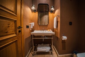 Habitación Deluxe, balcón, vistas a la piscina | Baño | Ducha, secador de pelo, albornoces y zapatillas