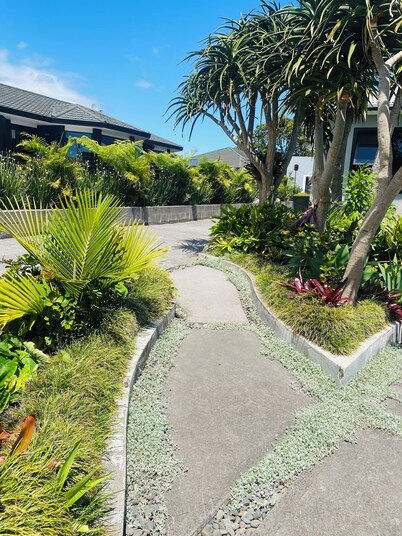 STUDIO 22 ….5 minute walk to sand. 2 minute bike to walkway .