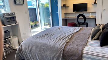 1 bedroom, desk, free WiFi, bed sheets