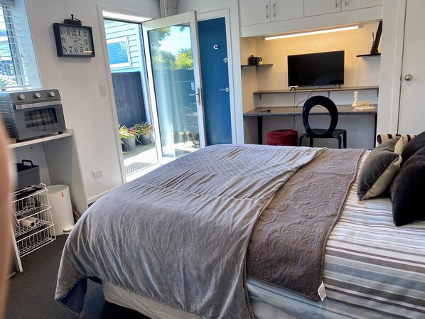 1 bedroom, desk, free WiFi, bed sheets