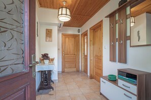 Apartment | Living area | TV, books - Apartment Zupančič (Crnomelj)