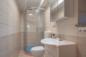 Departamento estándar | Baño | Regadera, secadora de cabello, toallas, jabón 