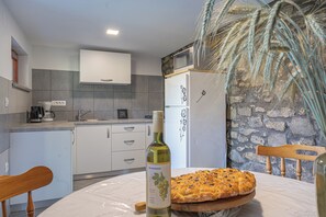Departamento estándar | Cocina privada | Refrigerador con congelador, microondas y parrilla de estufa 