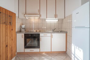 Departamento | Cocina privada | Refrigerador con congelador, microondas y parrilla de estufa 