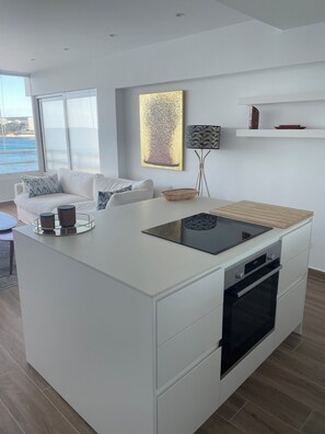 Fridge, microwave, oven, stovetop - MAGNIFIQUE APPARTEMENT SUR LA PLAGE (Torrenova)