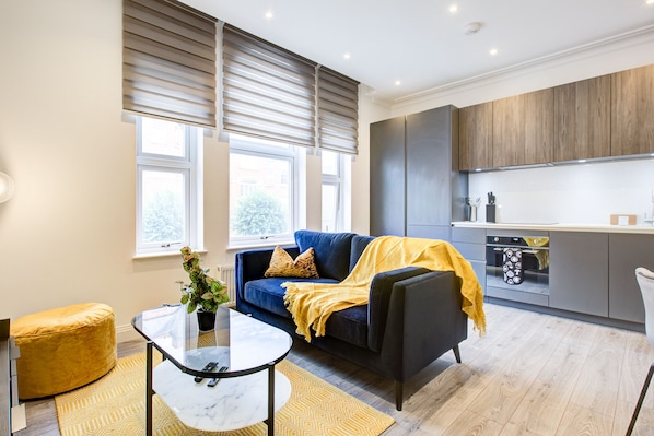 Apartment, 1 Queen Bed | Living room