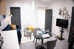 Apartment, 1 Queen Bed | Dining