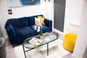 Apartment, 1 Queen Bed | Living room