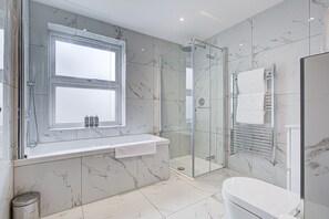 Apartment, 1 Queen Bed | Bathroom