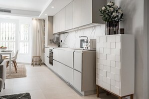 Frigorifero, microonde, forno, piano cottura