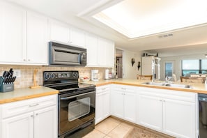 Geladeira, micro-ondas, cooktop, lava-louças