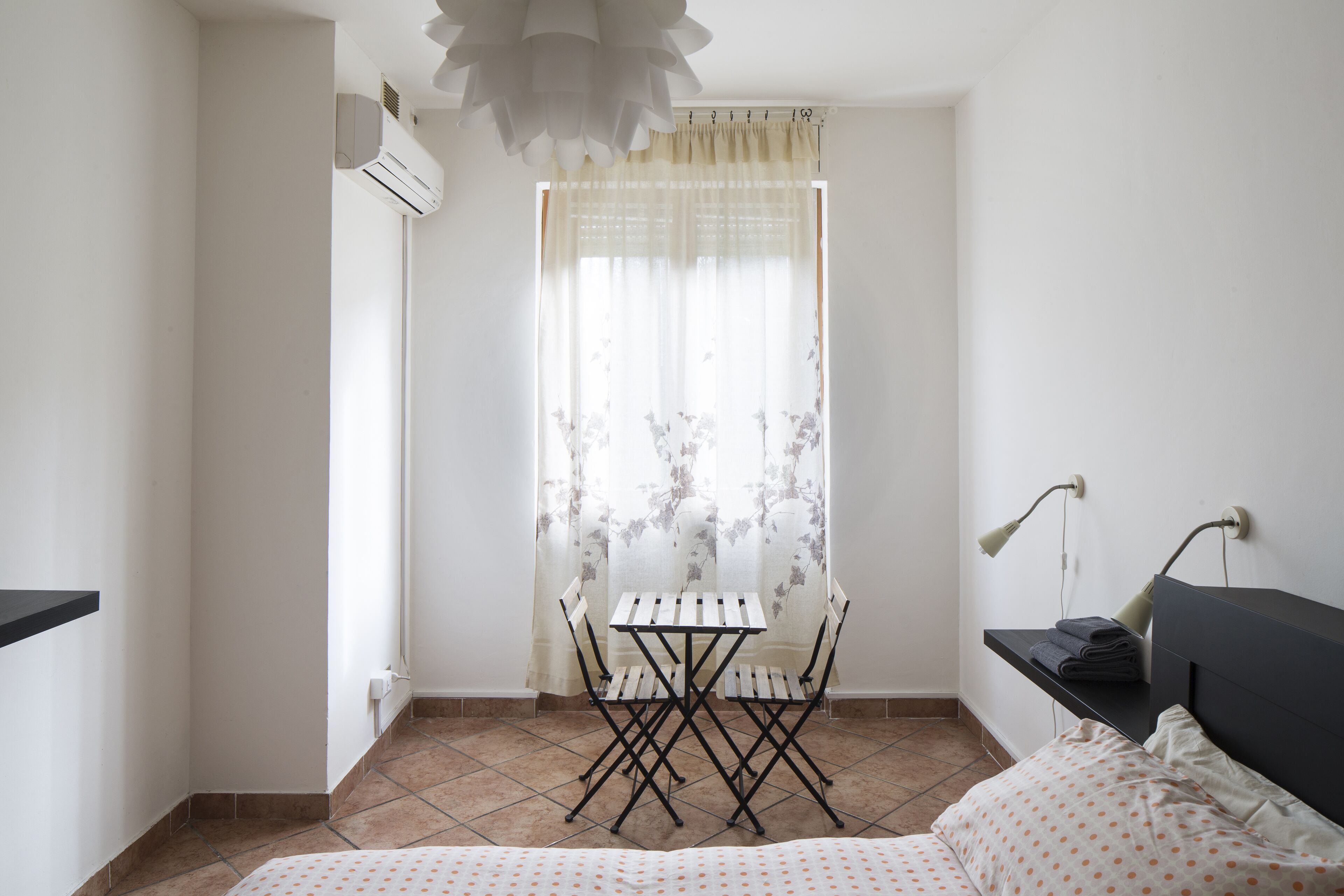 2 habitaciones, escritorio y tabla de planchar con plancha 