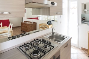 Geladeira, micro-ondas, fogão, cooktop