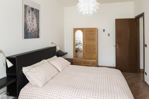 2 chambres, bureau, fer et planche à repasser, lit de bébé portatif