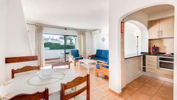 Standard Apartment, 2 Bedrooms, Pool View | Living area