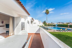 Standard-Apartment, 2 Schlafzimmer, Poolblick | Terrasse/Patio