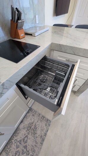 Réfrigérateur, micro-ondes, plaque de cuisson, lave-vaisselle
