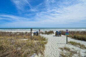 Beach nearby - Crystal Blue Persuasion - Four Bedroom, Three Bath Home with Private Pool (Surfside Beach)