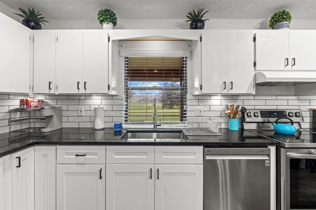 雪櫃、微波爐、焗爐、爐具