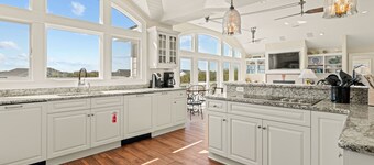Duck Yeah: 5 Master Suites, 415 Ft to Beach Access