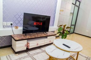 Comfort appartement | Woonruimte | Een 14-inch smart-tv met digitale zenders en een televisie