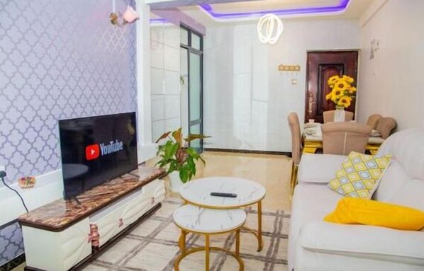 Comfort appartement | Woonruimte | Een 14-inch smart-tv met digitale zenders en een televisie