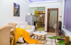 Comfort appartement | Woonruimte | Een 14-inch smart-tv met digitale zenders en een televisie