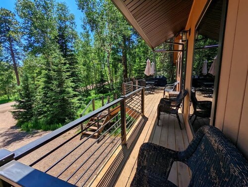 Aspen Acre – Hot tub, wraparound deck, fireplaces & modern mountain charm!