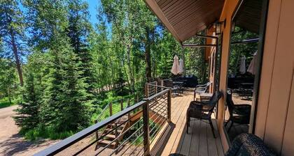 Aspen Acre – Hot tub, wraparound deck, fireplaces & modern mountain charm!