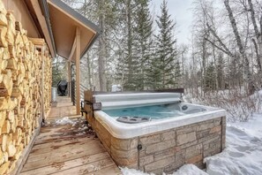Terrace/patio - Aspen Acre – Hot tub, wraparound deck, fireplaces & modern mountain charm! (Lead)