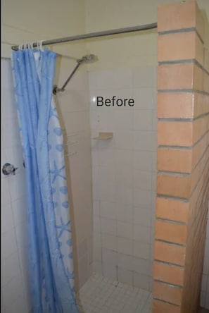 Een douche, een haardroger, handdoeken, zeep
