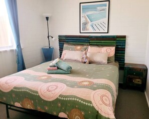 Tabla de planchar con plancha y ropa de cama 