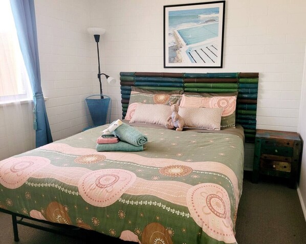 Iron/ironing board, bed sheets