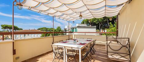 Standard Apartment, Multiple Bedrooms (Terrazza Apuana A Few Steps From The) | Outdoor dining